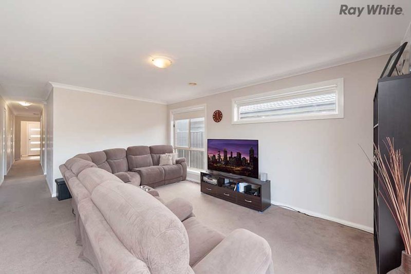 Photo - 18 Meakin Way, Deer Park VIC 3023 - Image 4