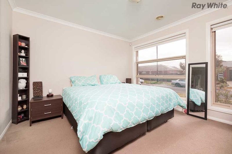 Photo - 18 Meakin Way, Deer Park VIC 3023 - Image 6