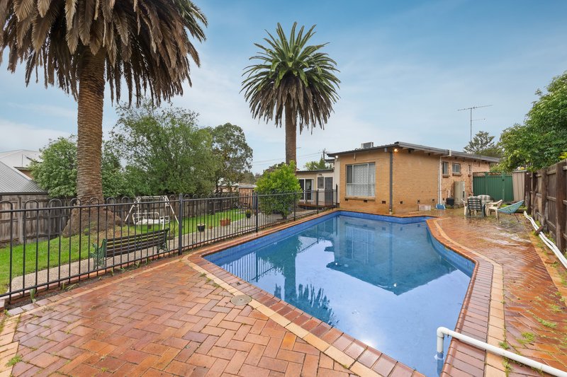 Photo - 18 Melrose Avenue, Macleod VIC 3085 - Image 3