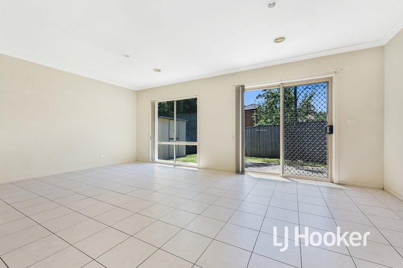 Photo - 18 Melzak Way, Berwick VIC 3806 - Image 2