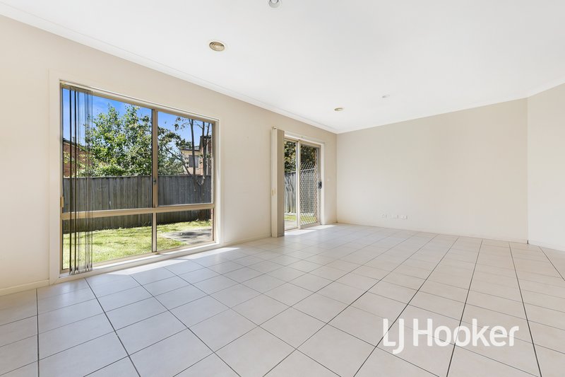 Photo - 18 Melzak Way, Berwick VIC 3806 - Image 3