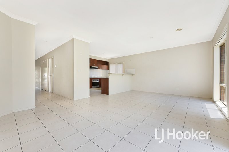 Photo - 18 Melzak Way, Berwick VIC 3806 - Image 4