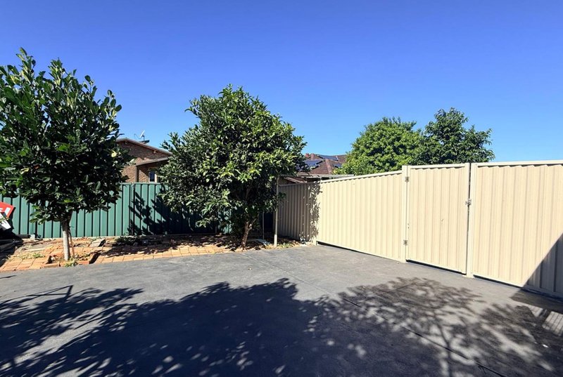 Photo - 18 Mimosa Road, Bossley Park NSW 2176 - Image 11