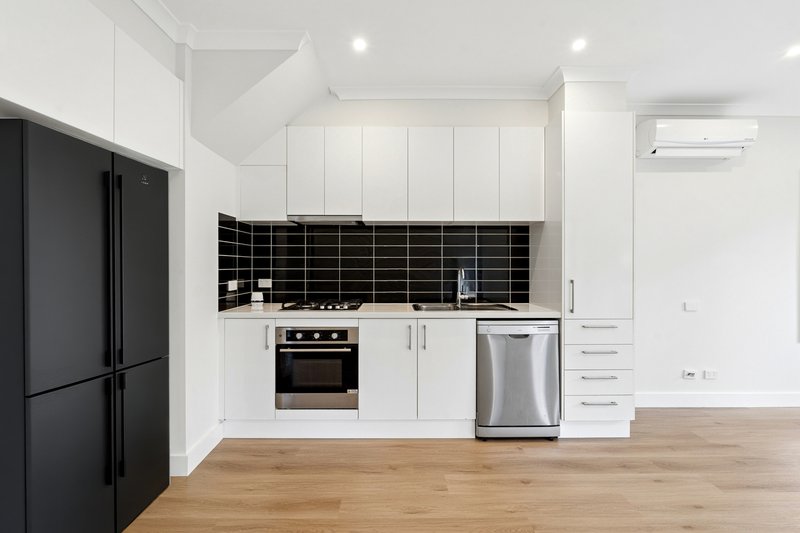Photo - 1/8 Miranda Road, Reservoir VIC 3073 - Image 5