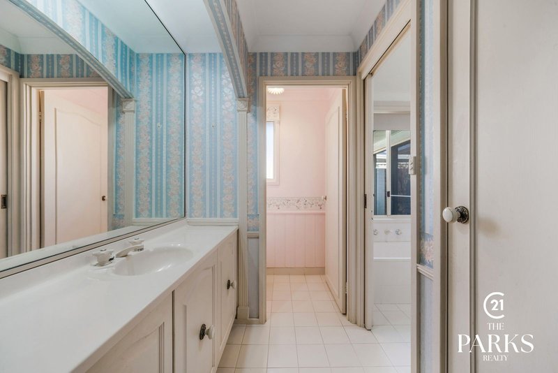Photo - 18 Moorhouse Crescent, Edensor Park NSW 2176 - Image 15