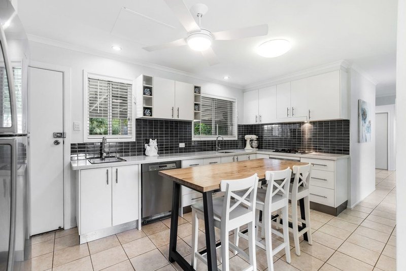 Photo - 18 Morden Street, Birkdale QLD 4159 - Image 2