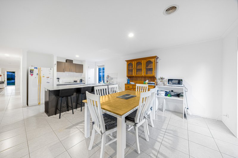 Photo - 18 Myhaven Circuit, Carrum Downs VIC 3201 - Image 5