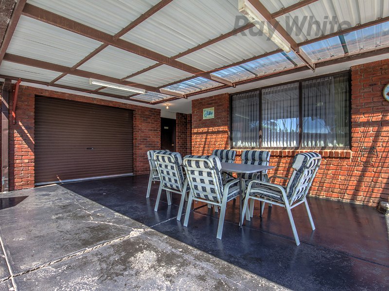 Photo - 18 Narong Place, Keilor Downs VIC 3038 - Image 11