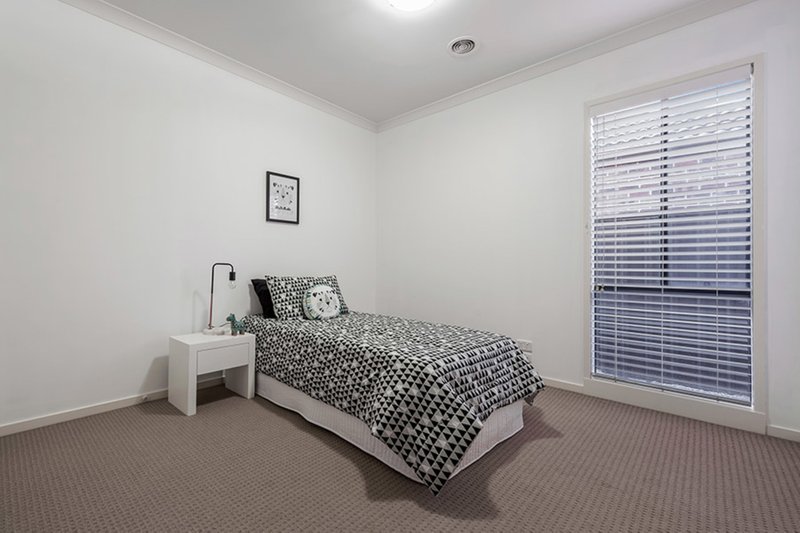 Photo - 18 Oakgrove Drive, Craigieburn VIC 3064 - Image 9