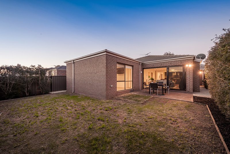 Photo - 18 Oakgrove Drive, Craigieburn VIC 3064 - Image 12