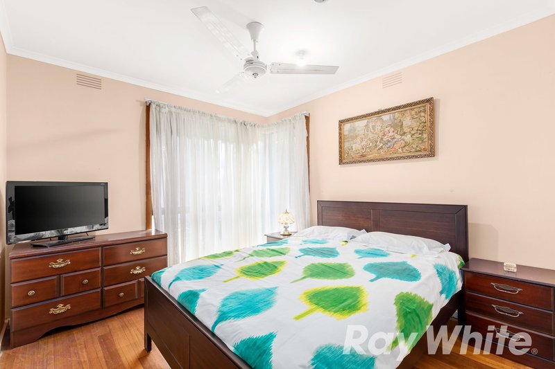 Photo - 18 O'Brien Crescent, Blackburn South VIC 3130 - Image 5