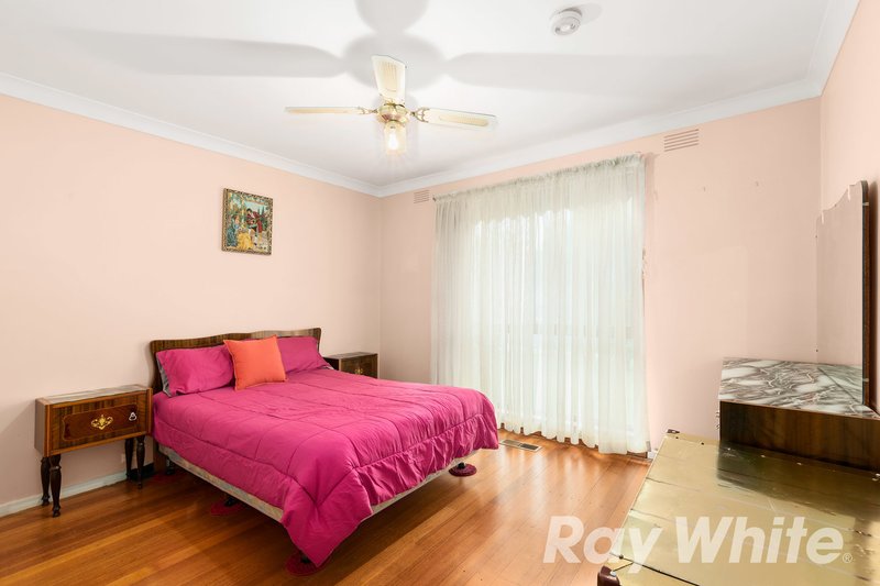 Photo - 18 O'Brien Crescent, Blackburn South VIC 3130 - Image 7