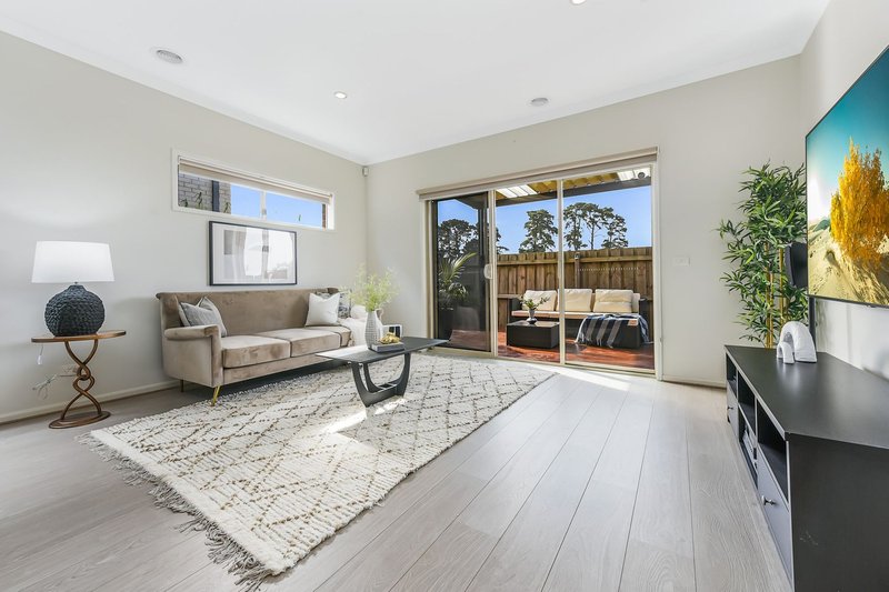 Photo - 18 Orlando Crescent, Keysborough VIC 3173 - Image 6