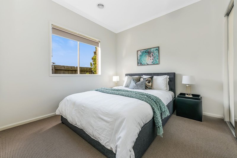 Photo - 18 Orlando Crescent, Keysborough VIC 3173 - Image 10