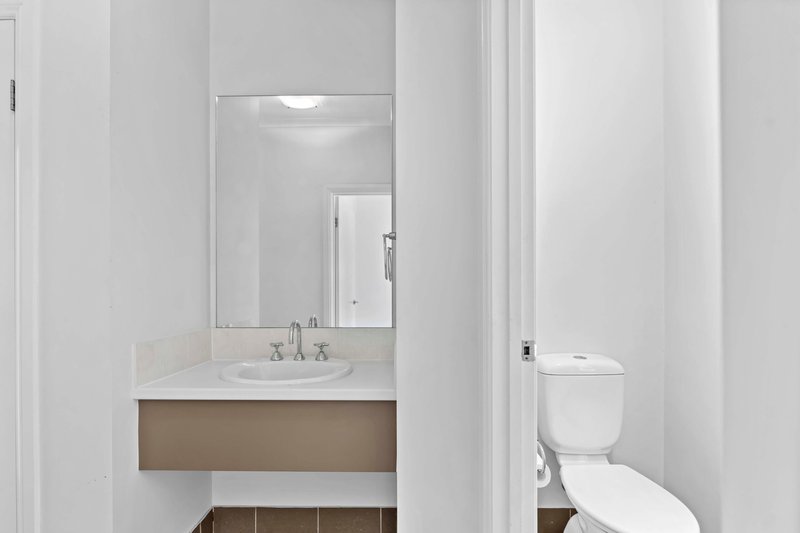 Photo - 18 Parakeet Grove, Glenmore Park NSW 2745 - Image 16