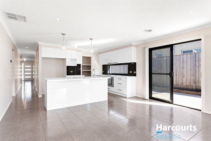 Photo - 18 Paramount Rise, Wollert VIC 3750 - Image 3