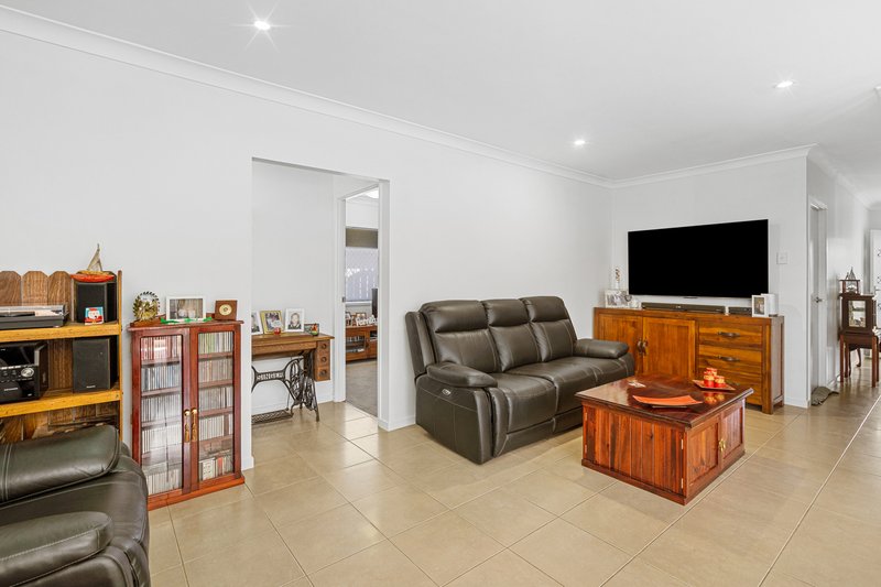 Photo - 18 Parkview Street, Bahrs Scrub QLD 4207 - Image 3