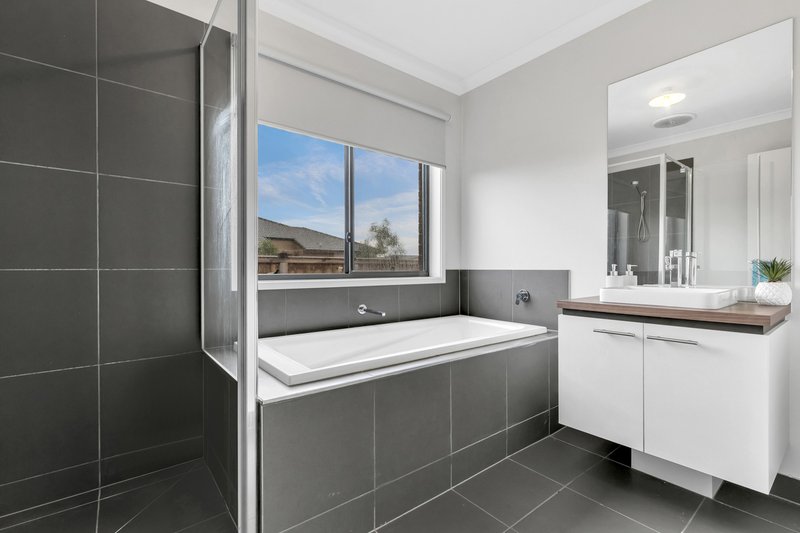 Photo - 18 Pastille Road, Manor Lakes VIC 3024 - Image 11