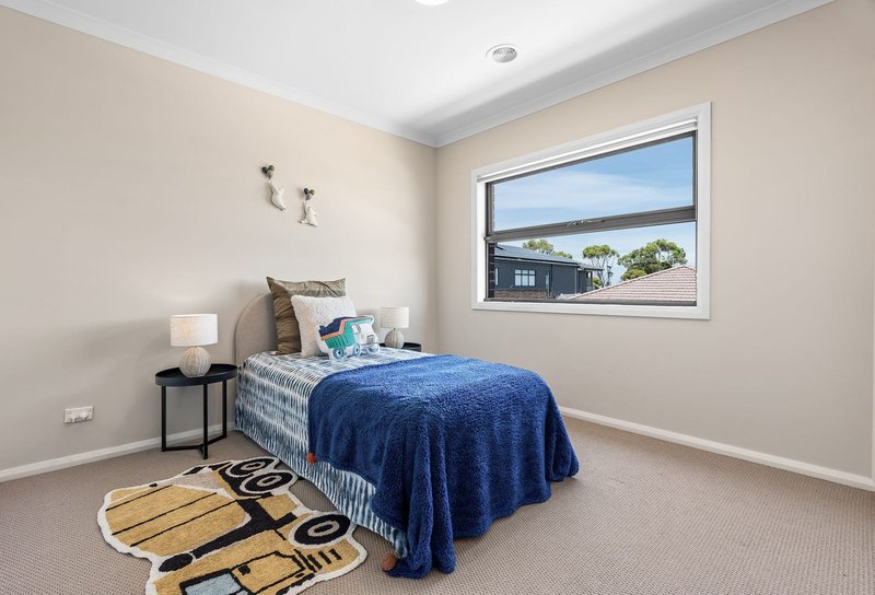 Photo - 18 Postema Drive, Point Cook VIC 3030 - Image 4