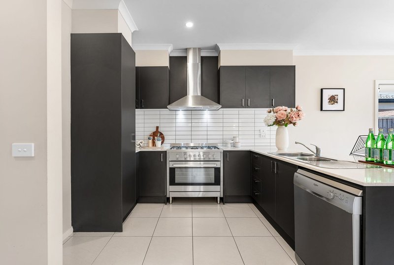 Photo - 18 Postema Drive, Point Cook VIC 3030 - Image 7