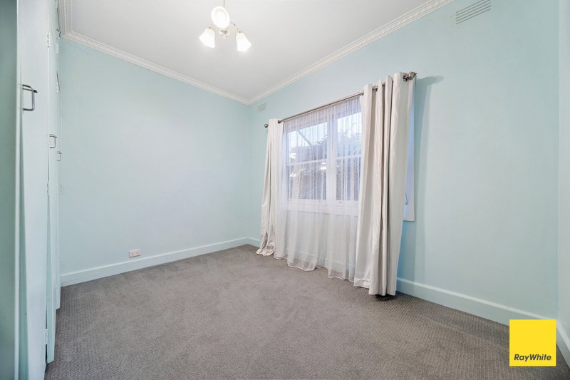 Photo - 18 Putnam Avenue, Strathdale VIC 3550 - Image 6