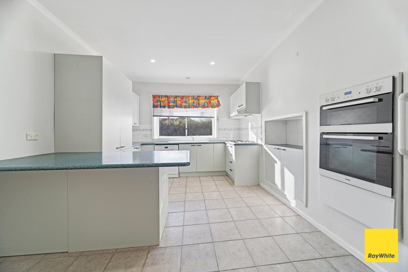 Photo - 18 Putnam Avenue, Strathdale VIC 3550 - Image 8
