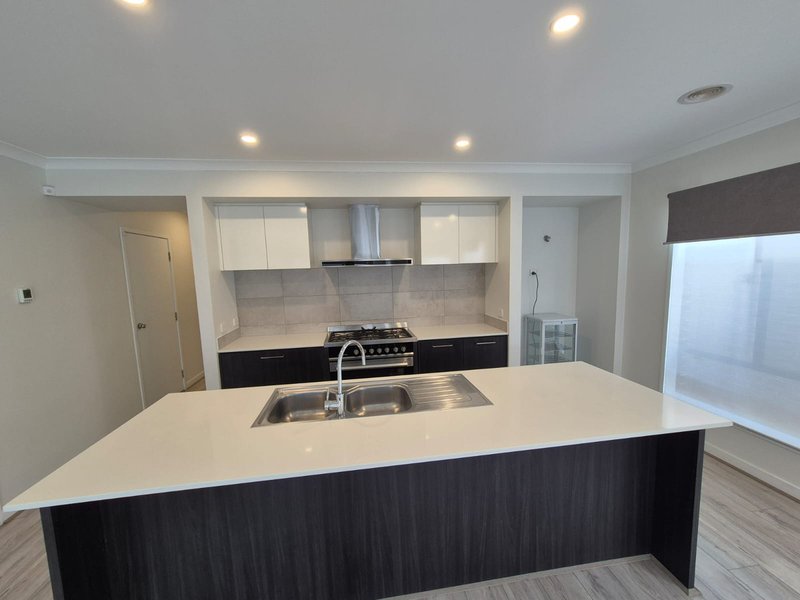 Photo - 18 Rathdowne Drive, Mickleham VIC 3064 - Image 3