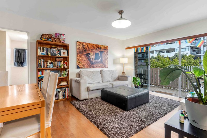 Photo - 1/8 Regina Street, Greenslopes QLD 4120 - Image 4