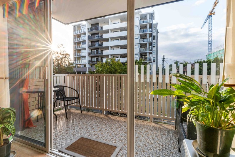 Photo - 1/8 Regina Street, Greenslopes QLD 4120 - Image 5