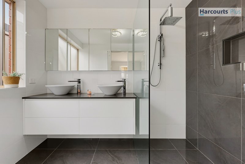 Photo - 18 Riddoch Crescent, Woodcroft SA 5162 - Image 12