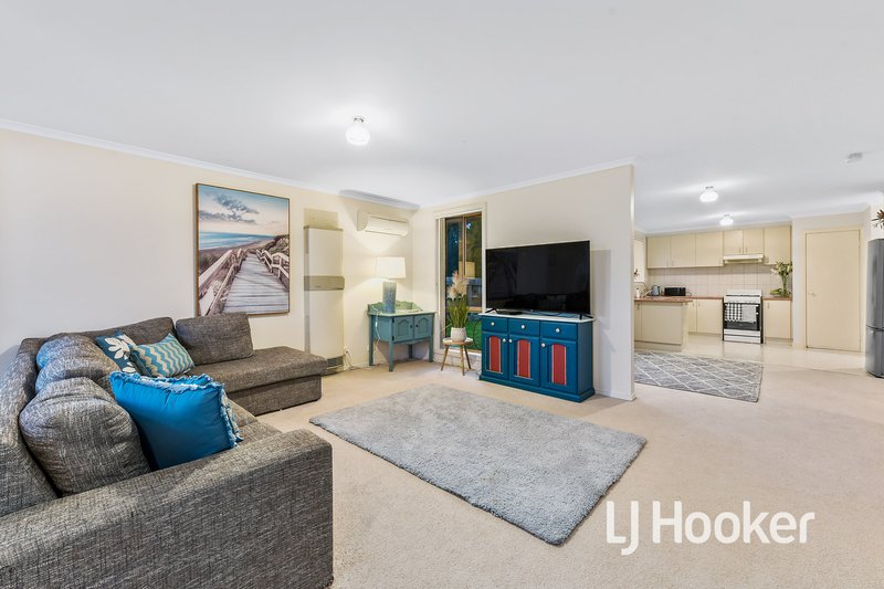 Photo - 18 Rossi Close, Pakenham VIC 3810 - Image 4