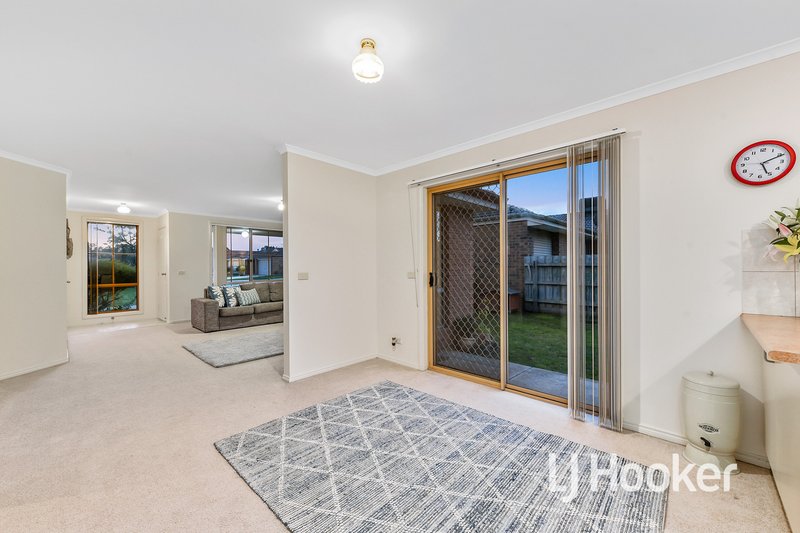 Photo - 18 Rossi Close, Pakenham VIC 3810 - Image 8