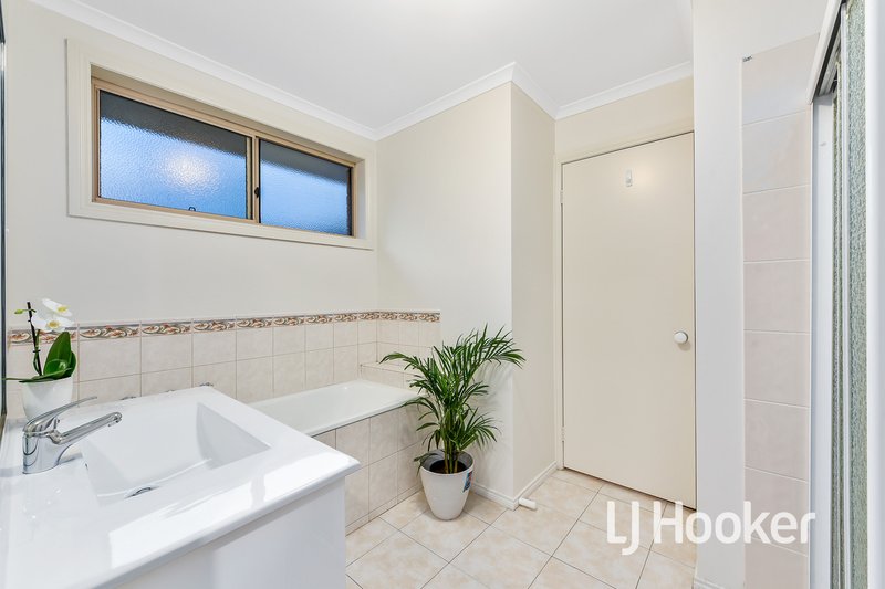 Photo - 18 Rossi Close, Pakenham VIC 3810 - Image 10