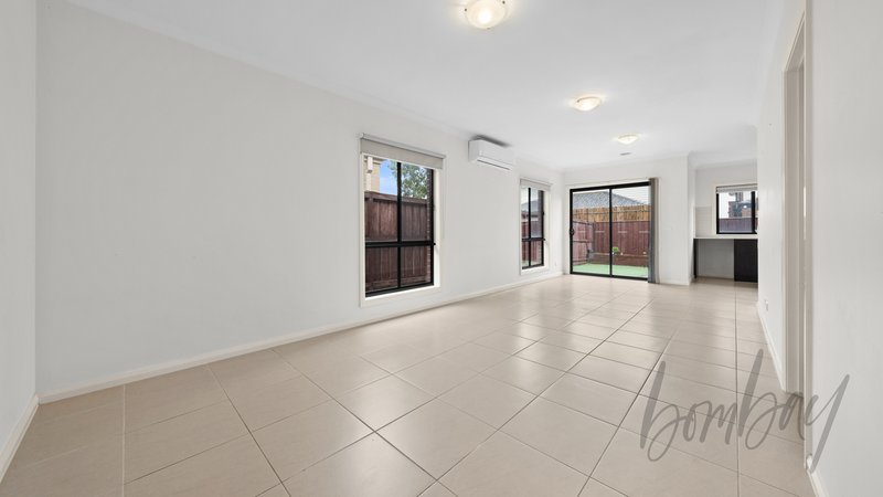 Photo - 18 Rowena Way, Mickleham VIC 3064 - Image 6