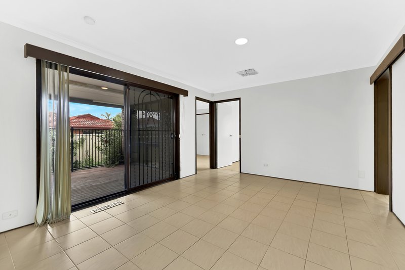 Photo - 18 Roycroft Avenue, Mill Park VIC 3082 - Image 4