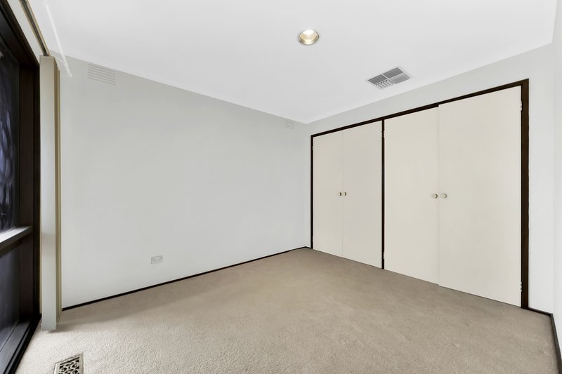 Photo - 18 Roycroft Avenue, Mill Park VIC 3082 - Image 7