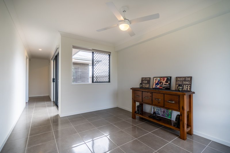 Photo - 18 Sapphire Street, Park Ridge QLD 4125 - Image 9