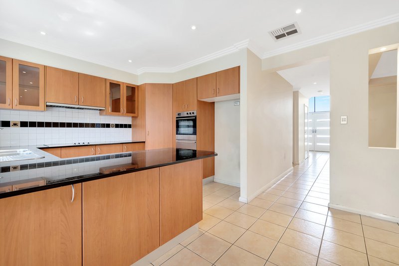 Photo - 18 Sarah Hollands Drive, Horningsea Park NSW 2171 - Image 5