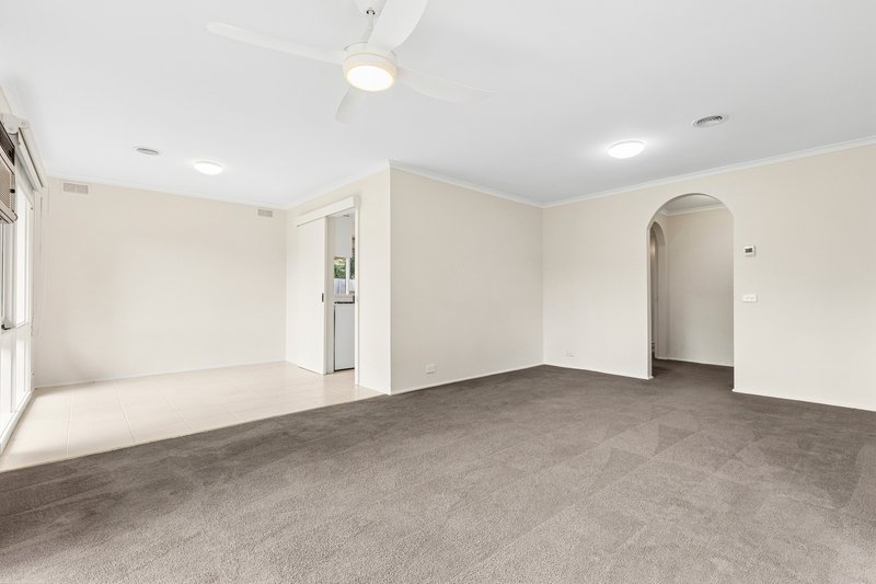 Photo - 18 Sheeran Crescent, Lara VIC 3212 - Image 2