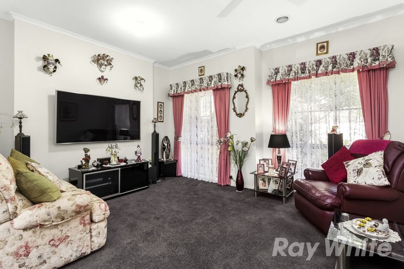 Photo - 18 Silverwood Way, Glen Waverley VIC 3150 - Image 3