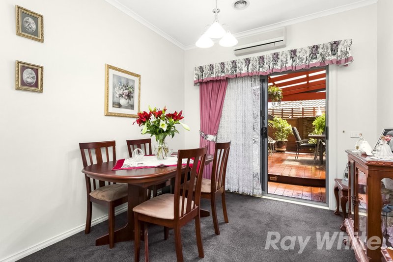 Photo - 18 Silverwood Way, Glen Waverley VIC 3150 - Image 4