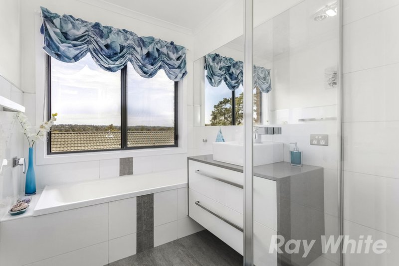 Photo - 18 Silverwood Way, Glen Waverley VIC 3150 - Image 6