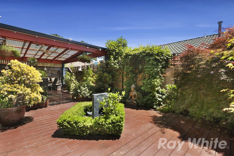 Photo - 18 Silverwood Way, Glen Waverley VIC 3150 - Image 9