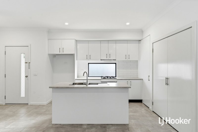 Photo - 18 Slattery Place, Pakenham VIC 3810 - Image 2