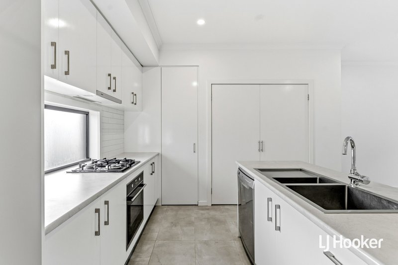 Photo - 18 Slattery Place, Pakenham VIC 3810 - Image 3