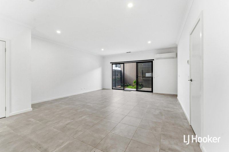 Photo - 18 Slattery Place, Pakenham VIC 3810 - Image 4