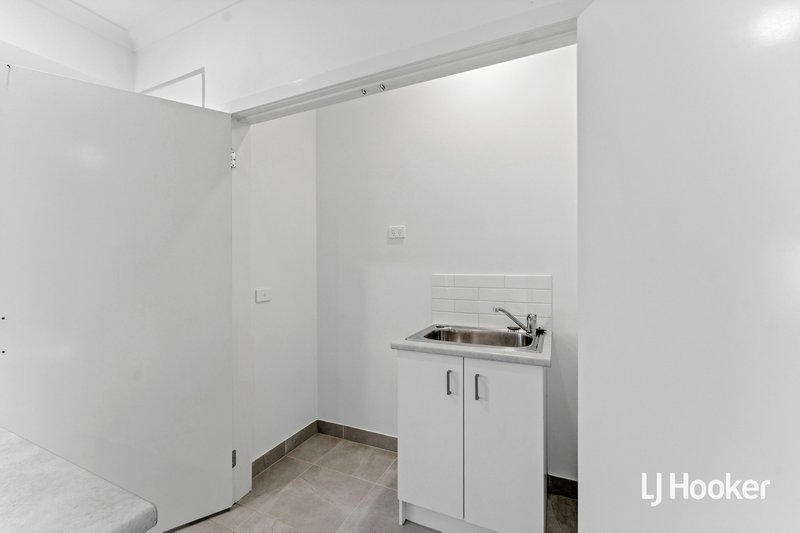 Photo - 18 Slattery Place, Pakenham VIC 3810 - Image 5