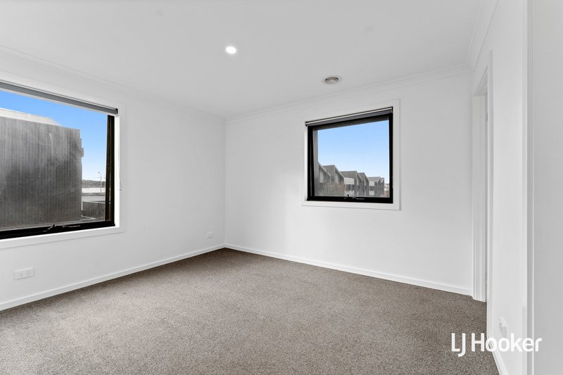 Photo - 18 Slattery Place, Pakenham VIC 3810 - Image 7