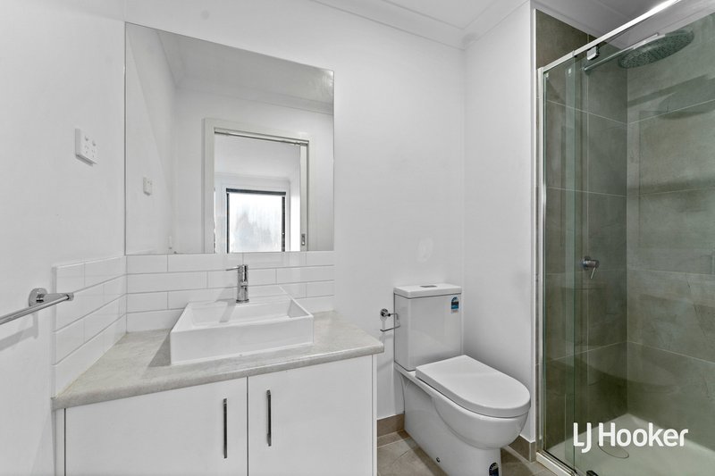 Photo - 18 Slattery Place, Pakenham VIC 3810 - Image 8