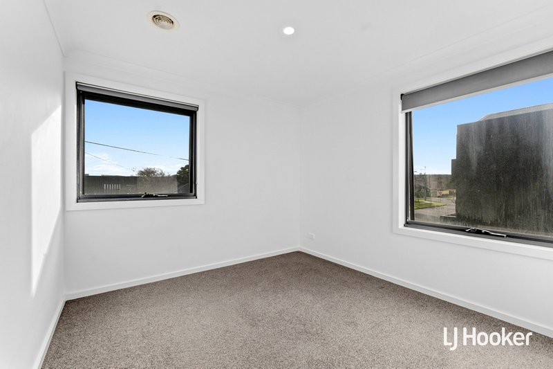 Photo - 18 Slattery Place, Pakenham VIC 3810 - Image 9